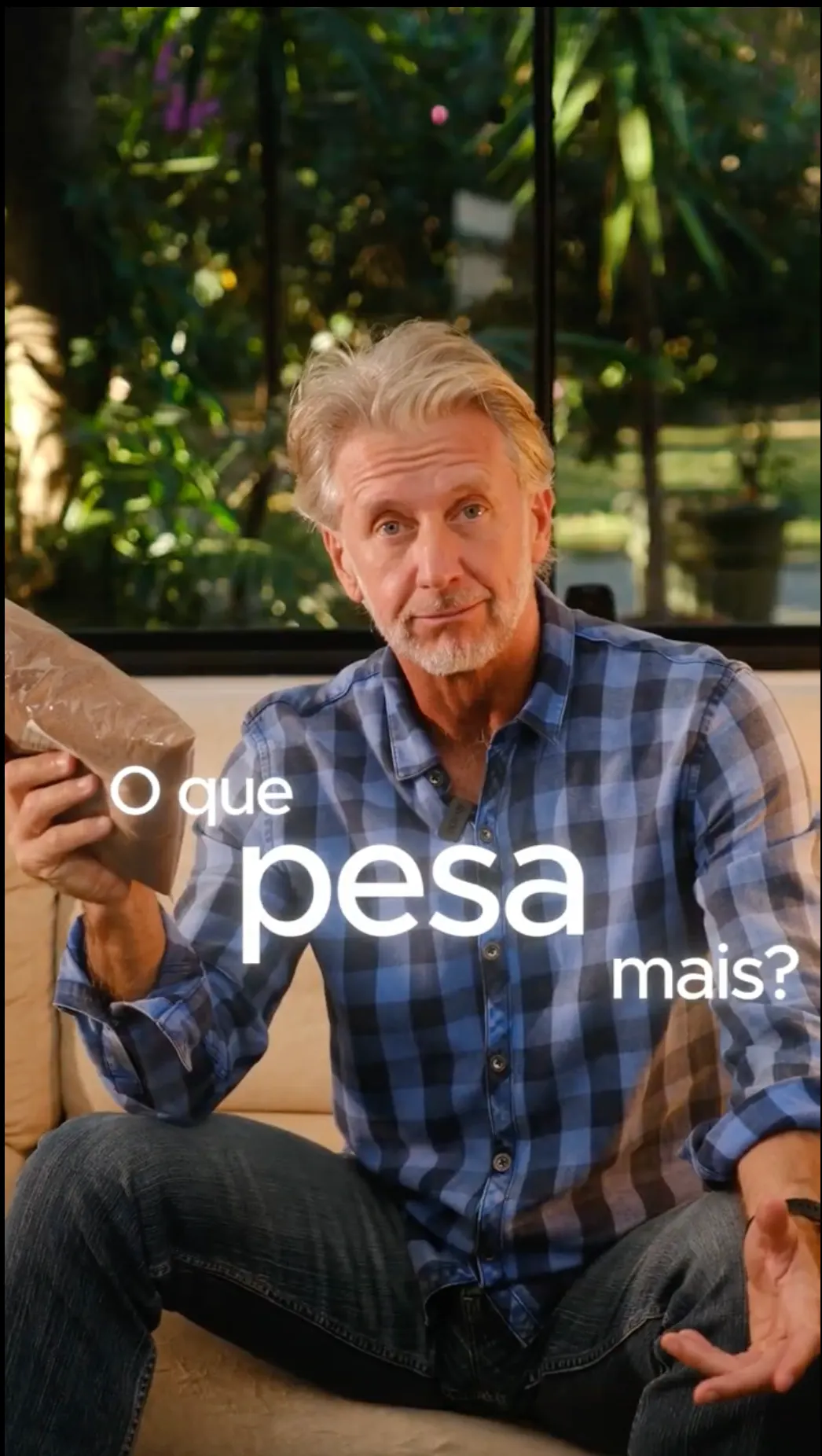 Homem de camisa xadrez azul segura um pacote, com o texto “O que pesa mais?”.