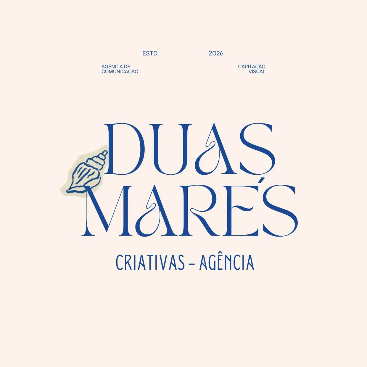 Logo da Duas Marés Criativas, com lettering azul e uma concha sobre fundo claro.